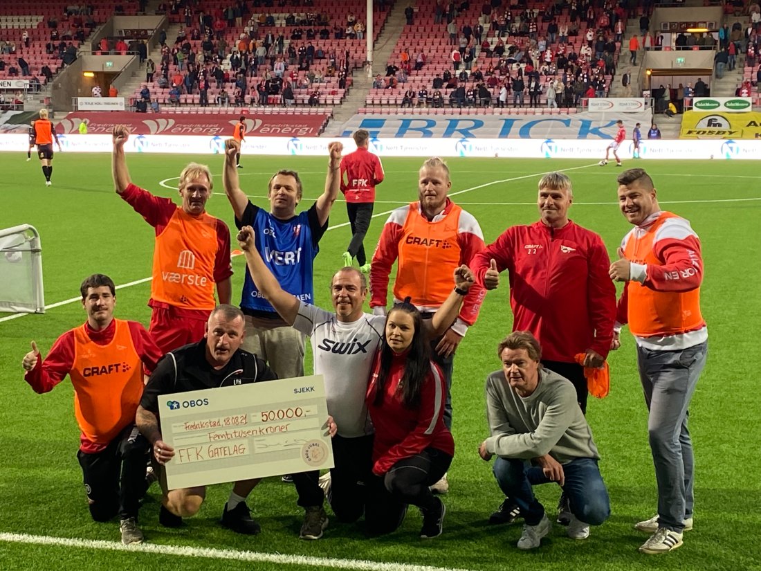 FOTBALLGLEDE: Gatelaget til Fredrikstad var også med når OBOS Fanzone + tok turen til plankebyen.