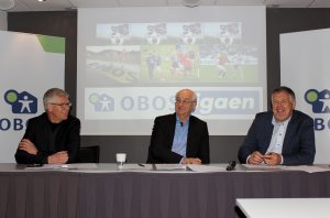 Her fra signeringen av avtalen. Fra venstre leder Leif Øverland i Norsk Toppfotball, konsernsjef Martin Mæland i OBOS og Kjetil Siem i Norges  Fotballforbund