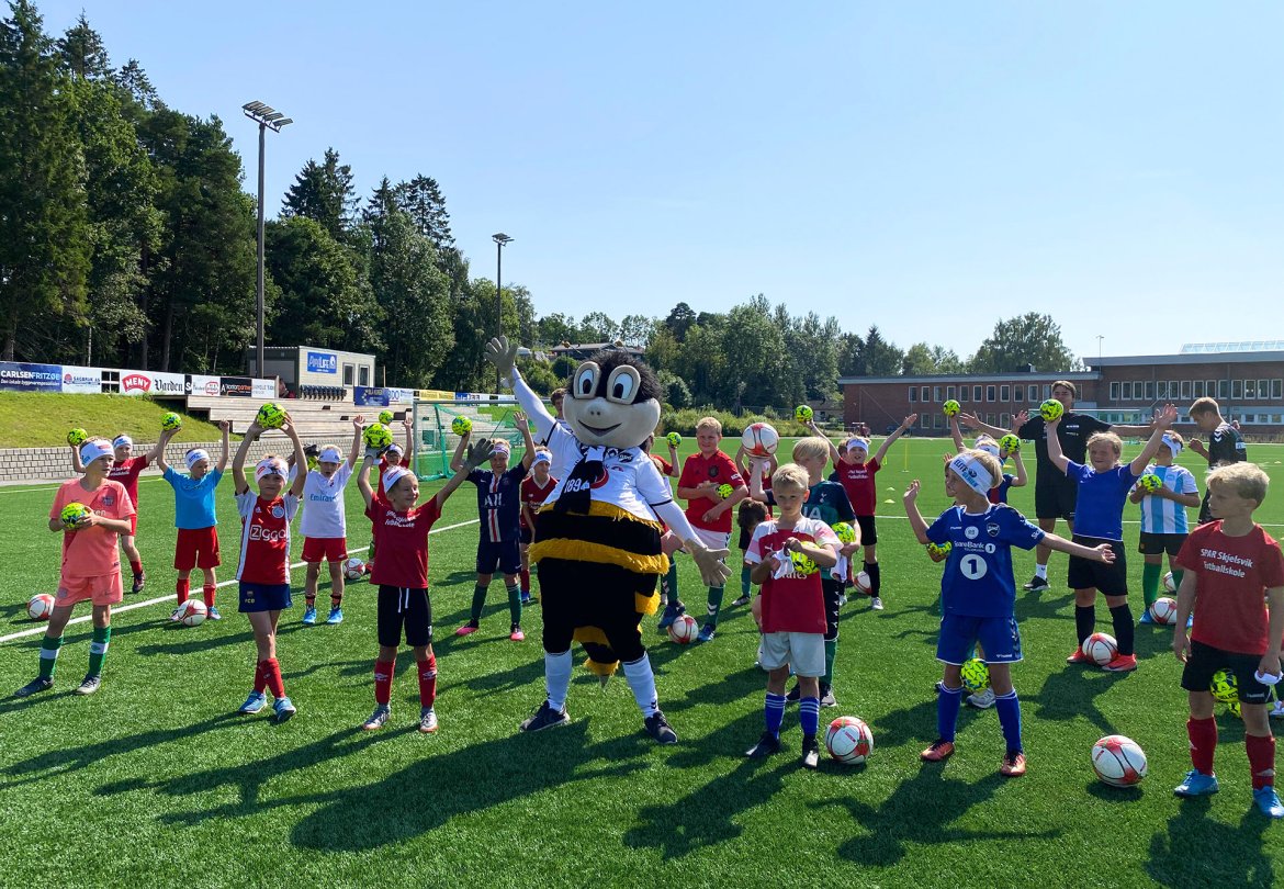 Odd sin maskot, Brodd, er en av flere som gleder seg til å møte de nye tilskuddene i Eliteserien og OBOS-ligaen.