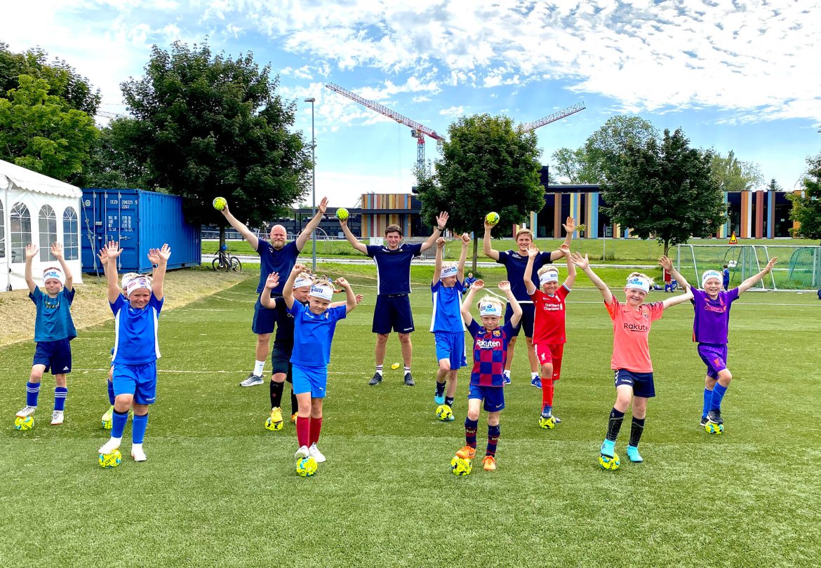 Stor entusiasme for nye maskoter blant barna på fotballskolen på Nadderud.