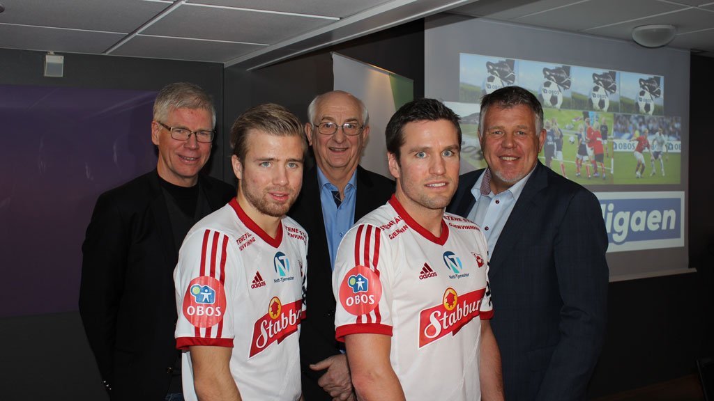 OBOS-ligaen: Her ser man armmerket med OBOS på. I forkant ser vi Simen Rafn og Christian Berg fra FFK med OBOS-merket på spillerdrakten. I bakre rekke: Leif Øverland, Martin Mæland og Kjetil Siem. Foto: Thomas Torjusen