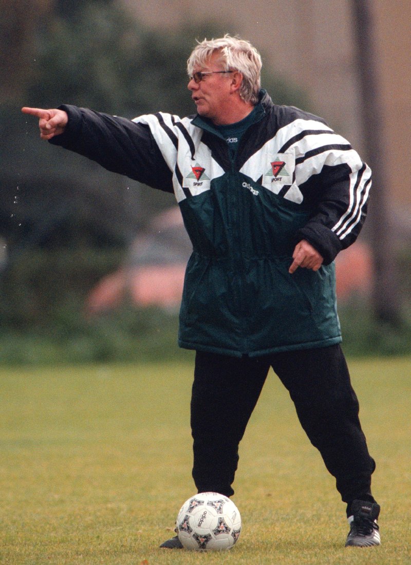 Fotballtrener Nils Arne Eggen instruerte kjeftet på Rosenborg spillerne i velkjent stil under treningen på Lerkendal. FOTO: Jan Johannessen