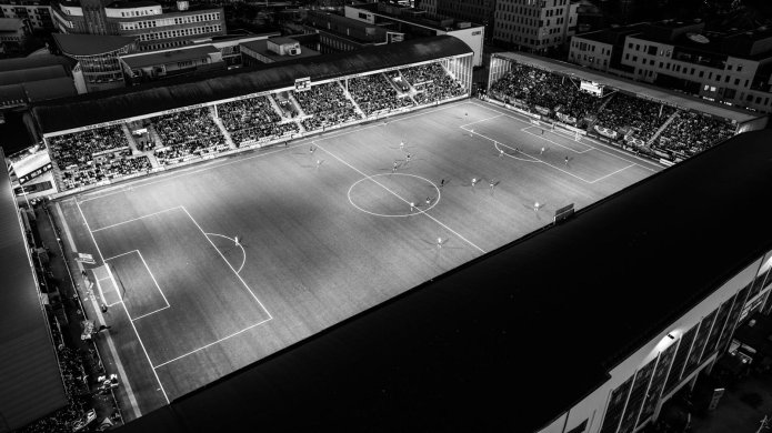 Toppfotballen samles om en verdig markering